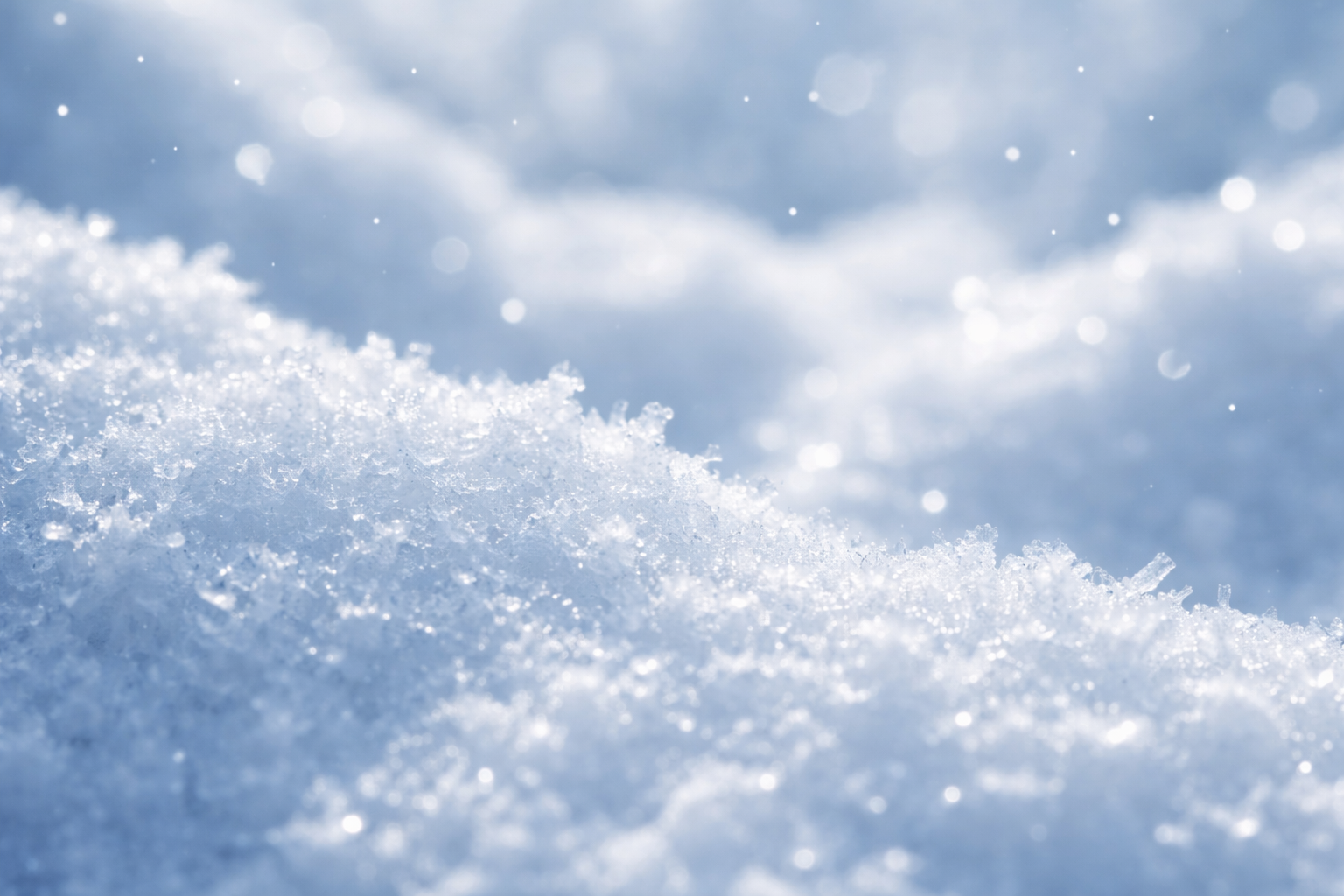 雪が白く見えるのは「透明な結晶の集合体」が光を散らすからです