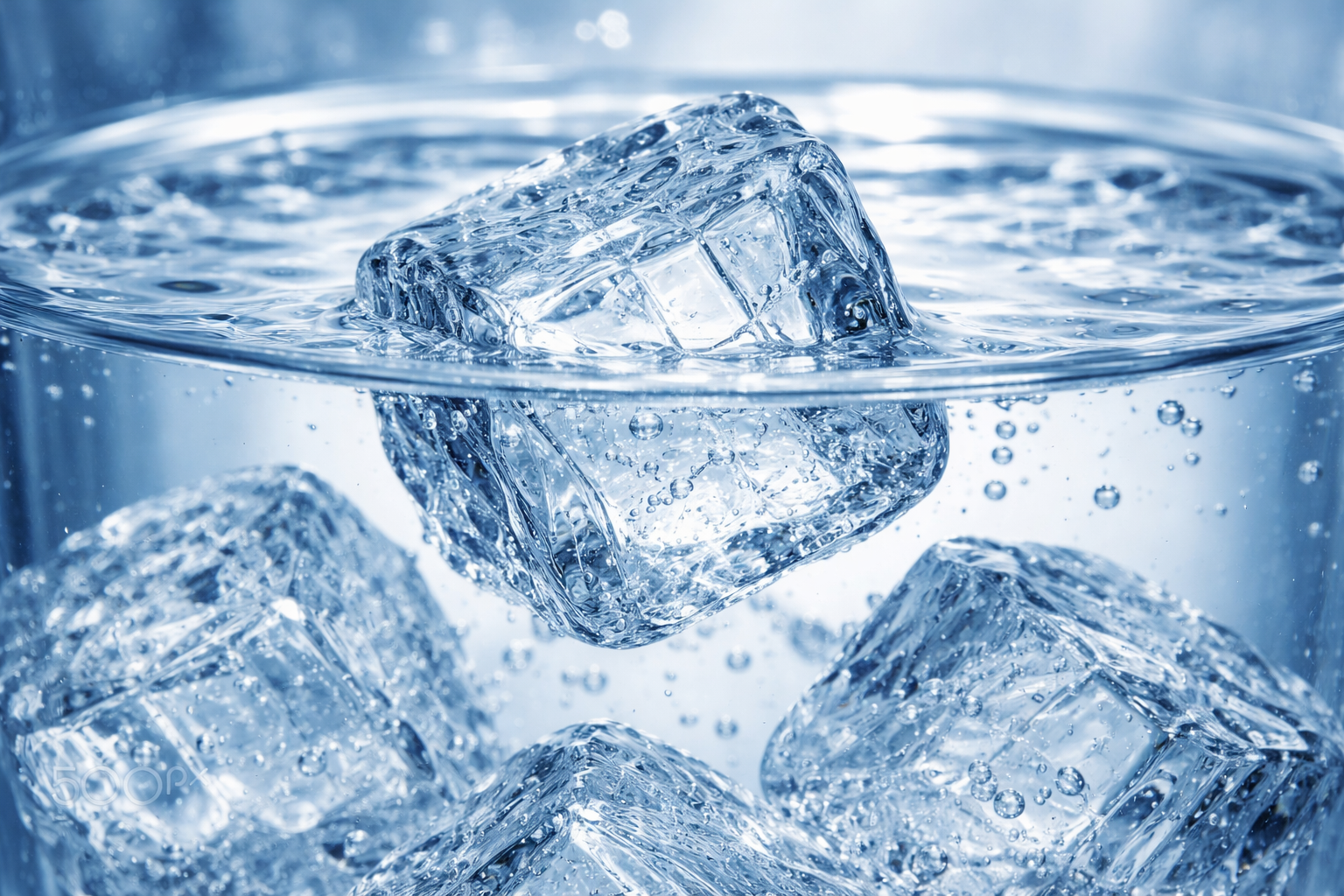 氷の密度が下がるのは、水素結合が作る「すき間の多い構造」が原因です